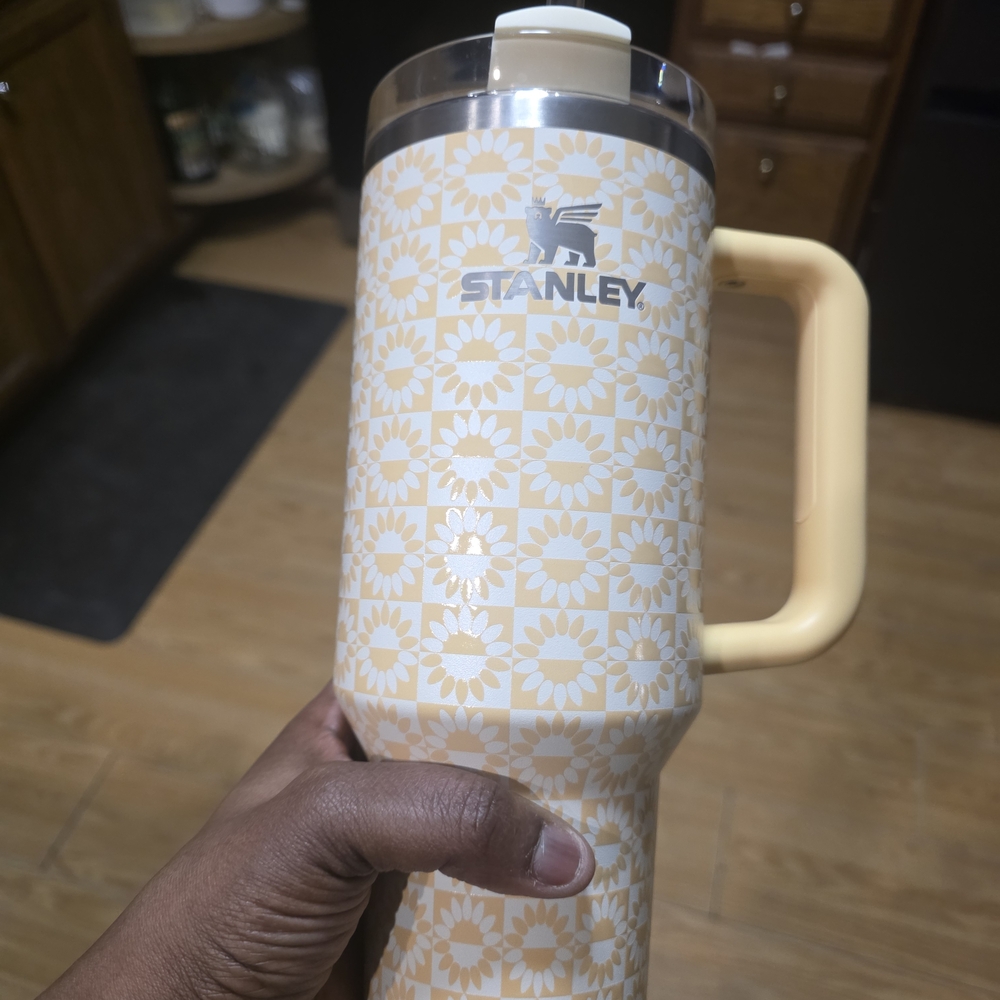 EUC and Flawless 40oz Stanley Sunshine Yellow 2025